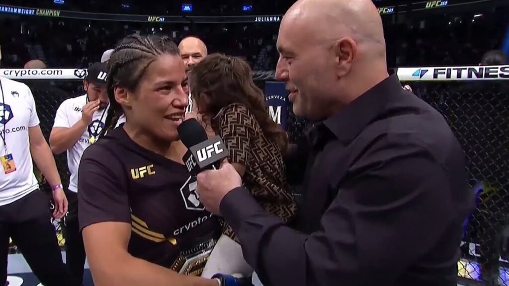 Martial Arts Clique MartialArtsClique Julianna Pena submits Amanda Nunes to claim bantamweight title at UFC 269 video FIGHTMAG Julianna Pena submits Amanda Nunes to claim bantamweight title at UFC 269 (video) - FIGHTMAG