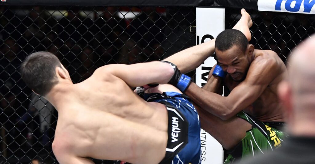 Martial Arts Clique MartialArtsClique UFC Vegas 47 video Shavkat Rakhamov demolishes Carlston Harris with spinning heel kick and devastating ground and pound UFC Vegas 47 video: Shavkat Rakhamov demolishes Carlston Harris with spinning heel kick and devastating ground and pound